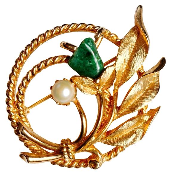 Vintage 50s Gold Tone Leaf Wreath Brooch Faux Pearl Green Stone Mid Century Pin - Picture 1 of 9